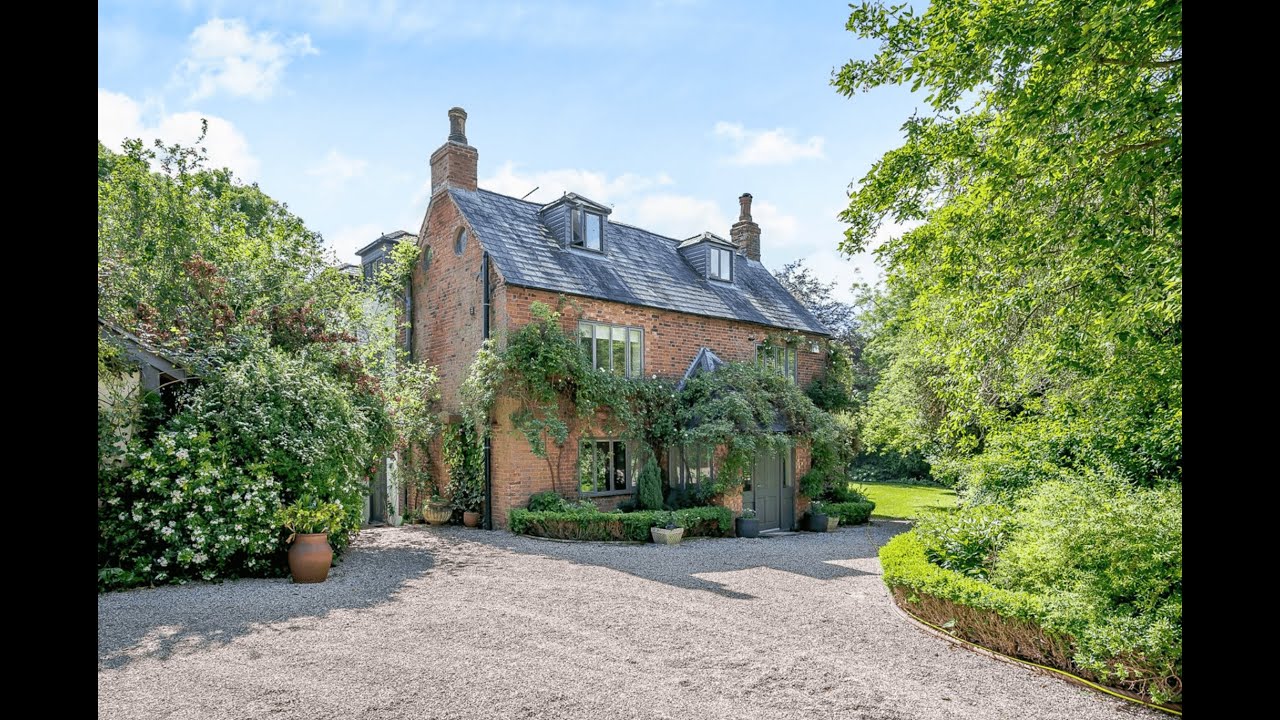Anchor House | Braunston | Claire Heritage & Sam Funnell | Fine & Country Rugby