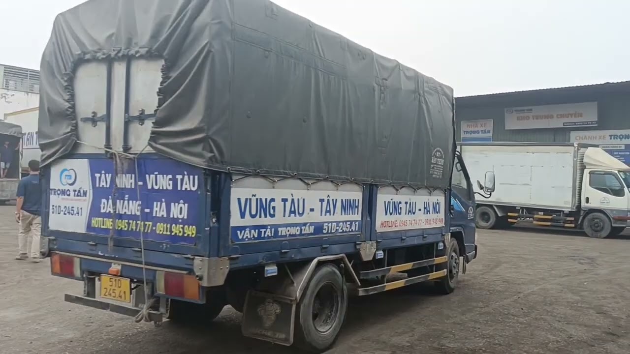 Xe container vào bãi lúc sáng sớm, các anh em tranh thủ xuống hàng 