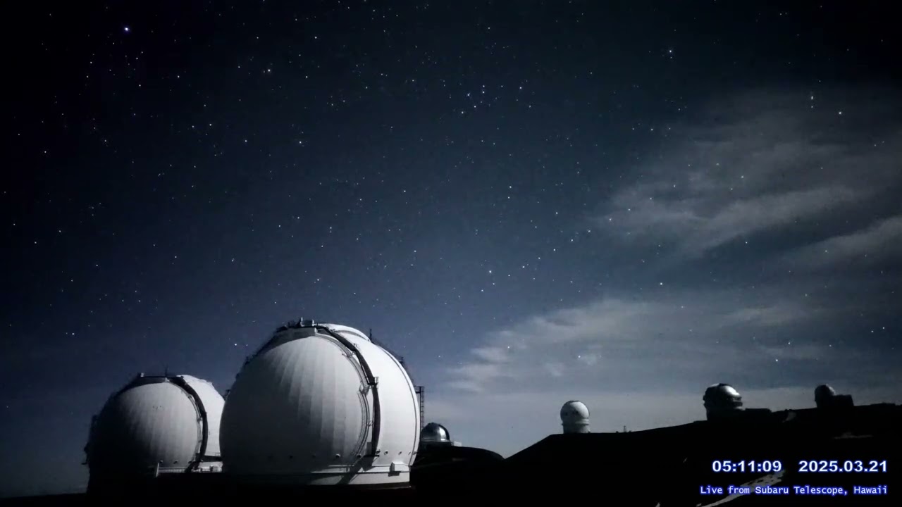 Starlink train over Maunakea, Hawaii