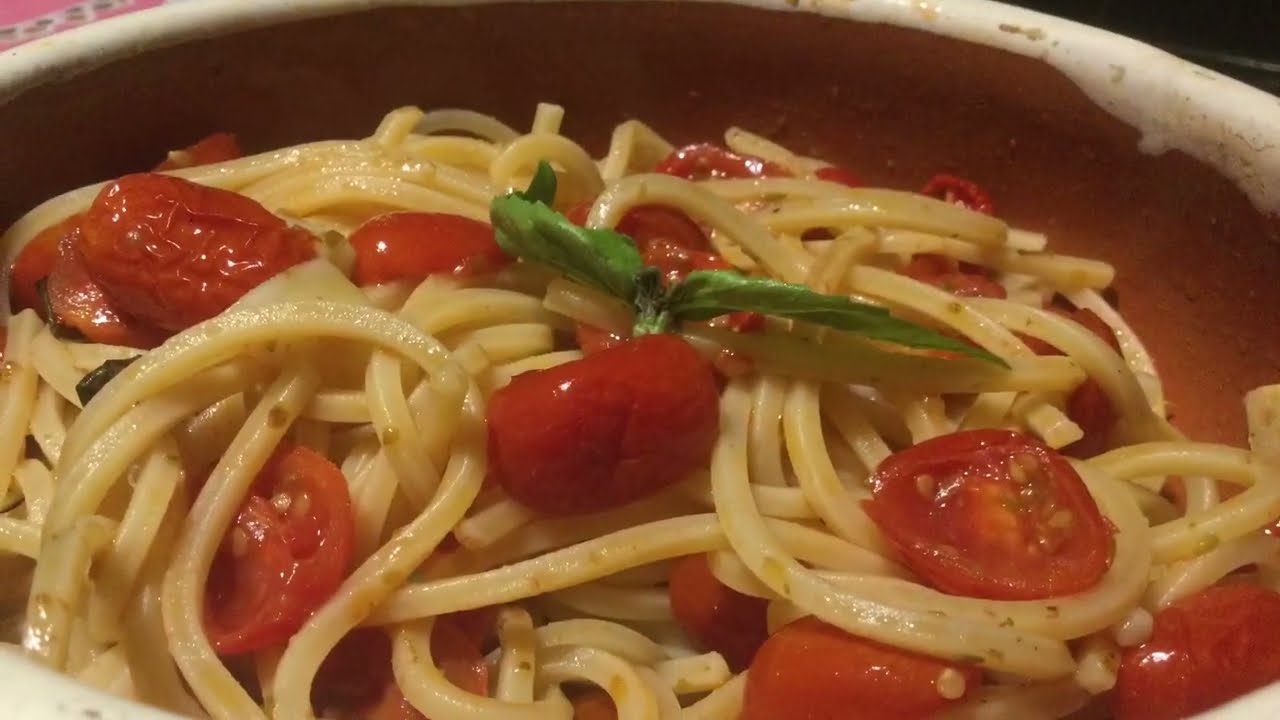 Spaghetti con pomodorini infornati - un omaggio al Cilento (videoricetta n. 1154)