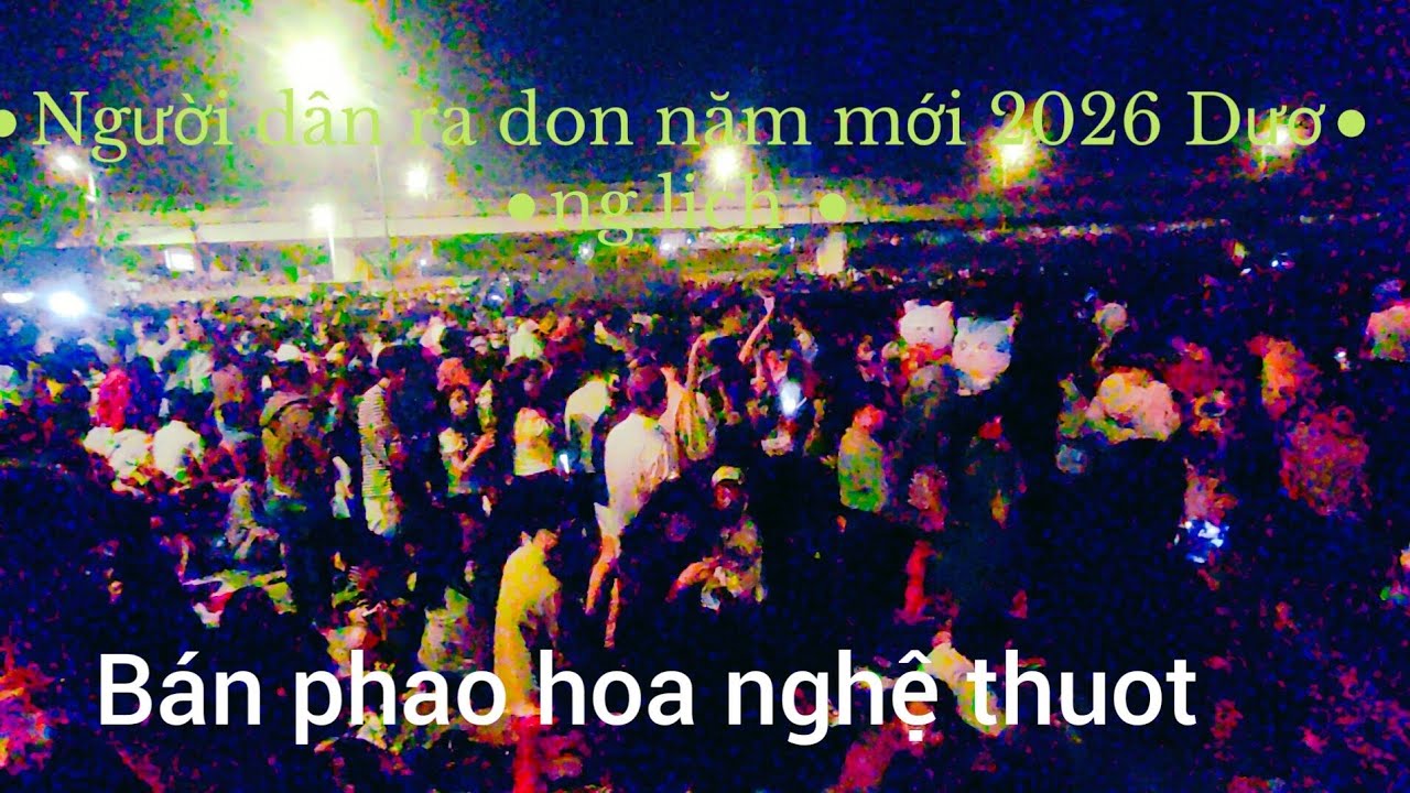 Người dân TP Biên Hòa  ra  cầu  Hóa An sem  bán  pháo hoa đón  năm mới 2026 Dương lich 