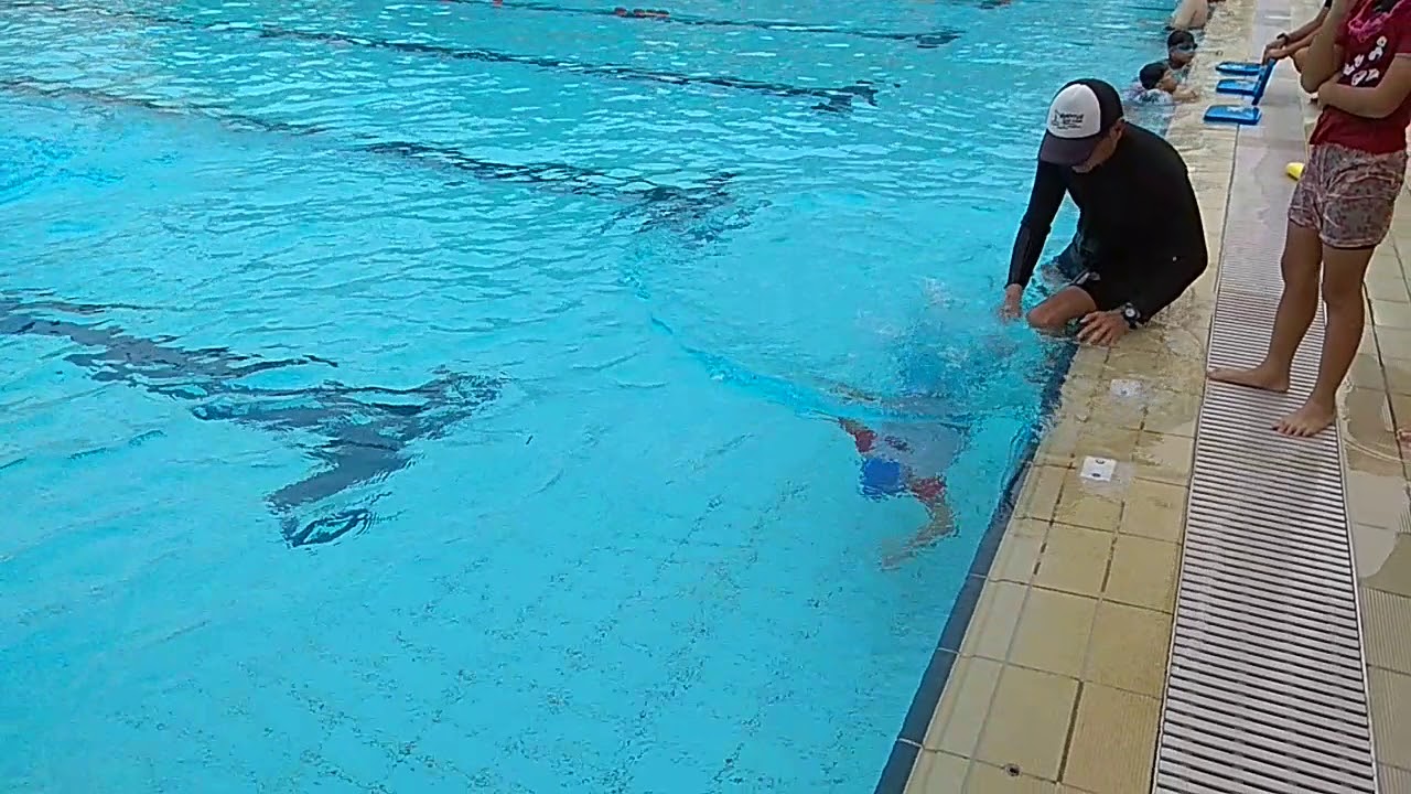 Mike's taking SwimSafer stage 1 test - 20181117(1)