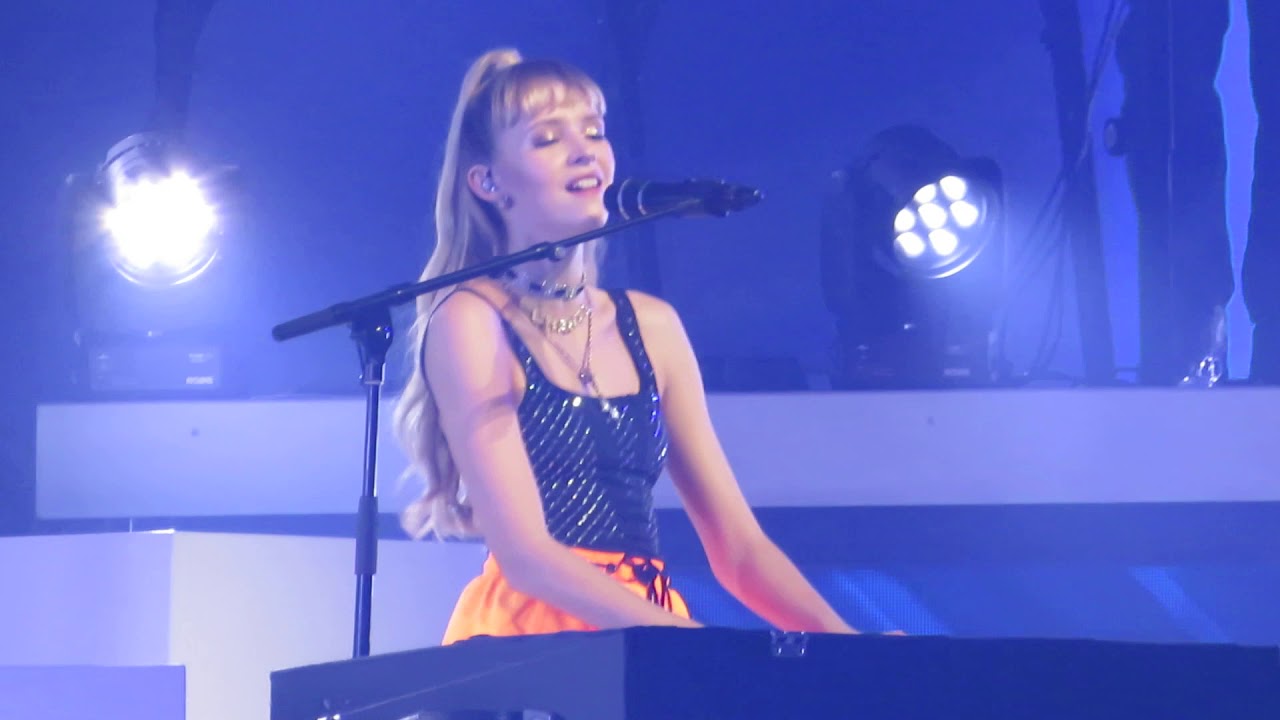 Angèle Les matins Zenith de Paris 29 novembre 2019