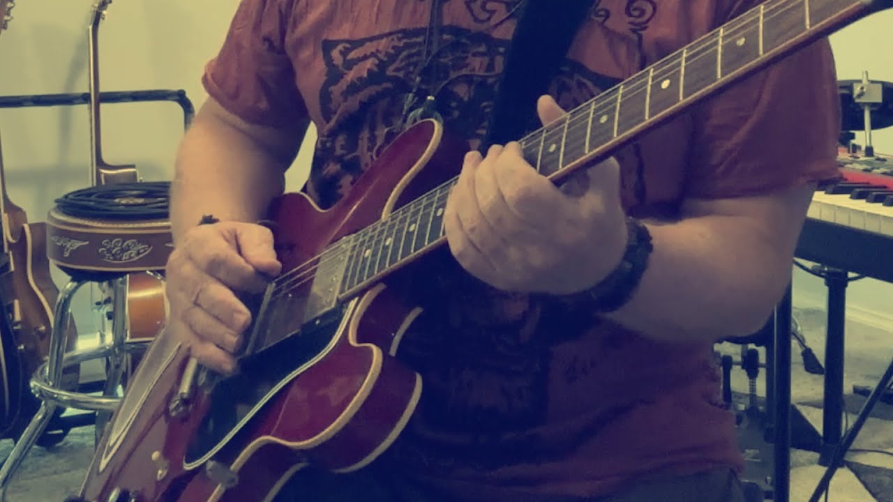 Loose jamming over a bassline with a Gibson Custom '61 ES335