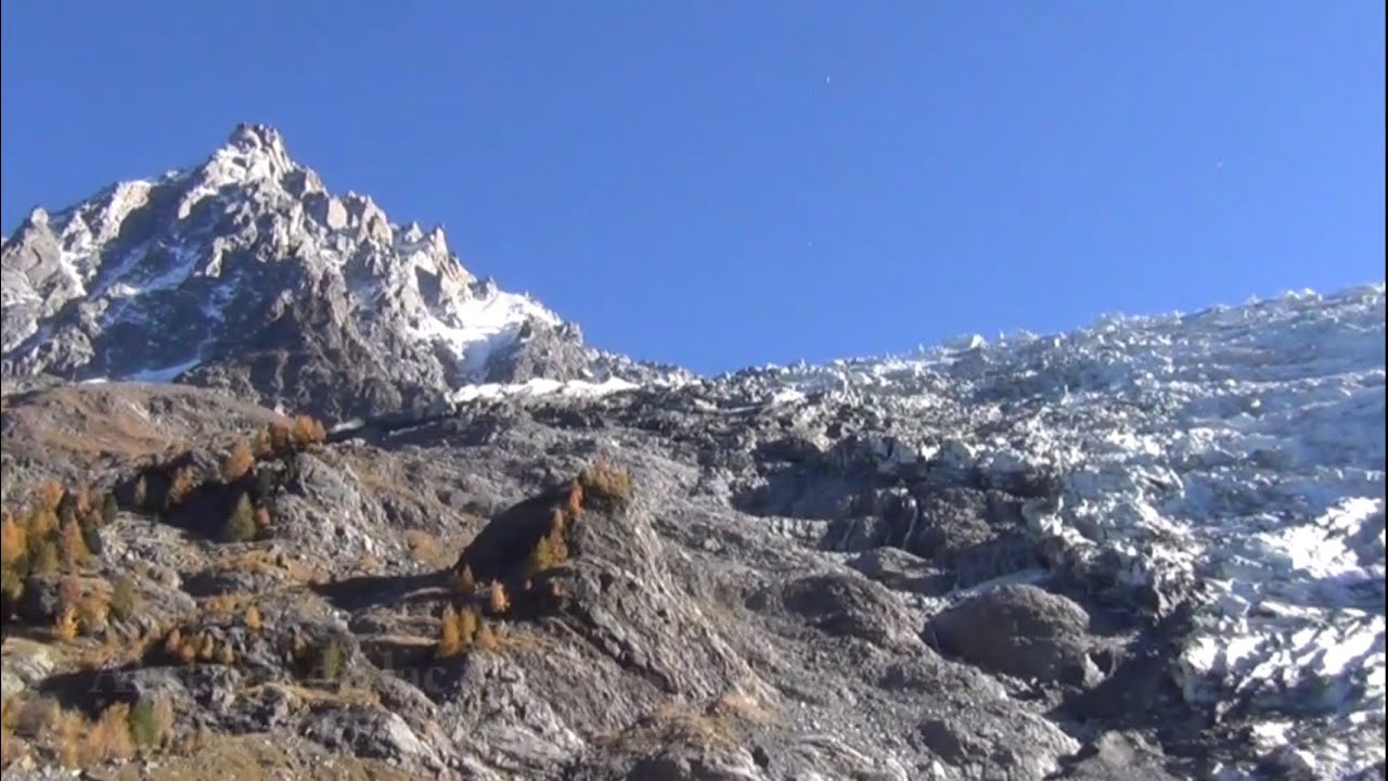 Lac glaciaire et glacier des Bossons Chamonix Mont-Blanc