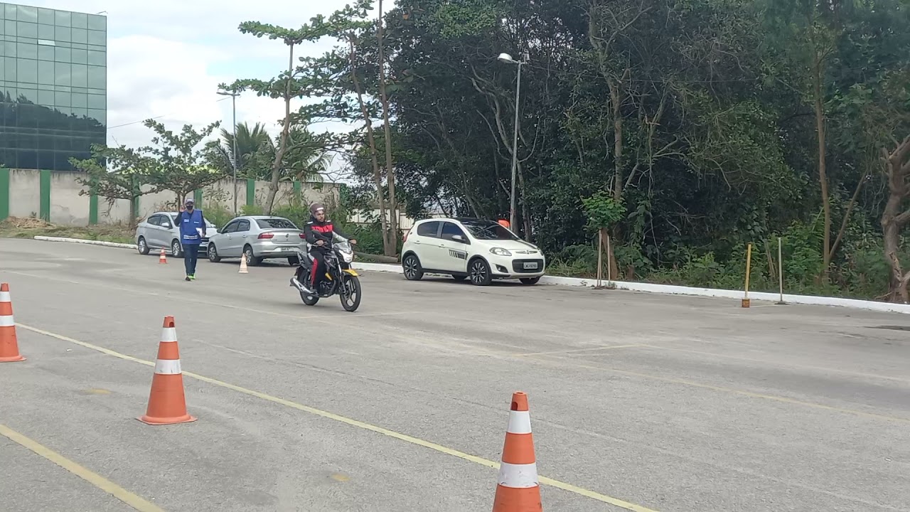 Prova prática de moto no piscinão de São Gonçalo.