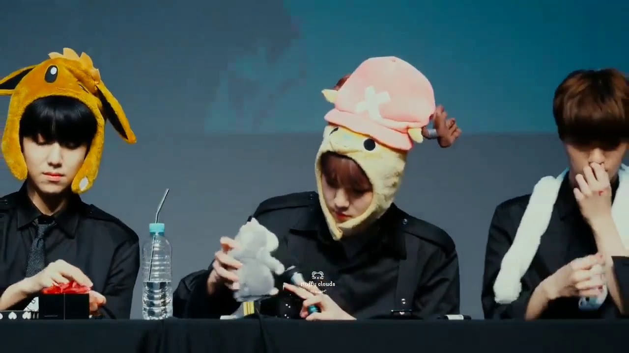 Dohyon scared of a moving hamster doll || X1's Fansign