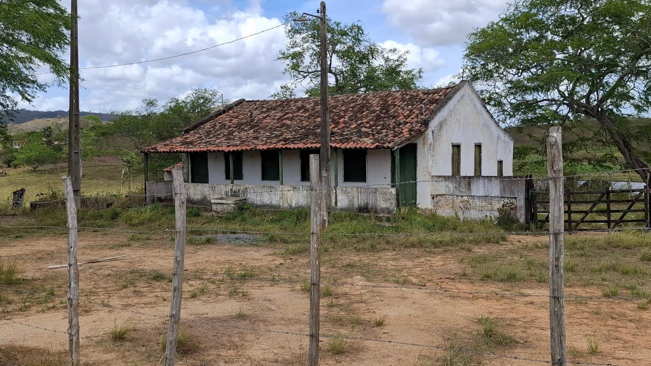 O ANTIGO ENGENHO E O CASARÃO SOLITÁRIO NA BEIRA DA ESTRADA RURAL PARAIBANA 