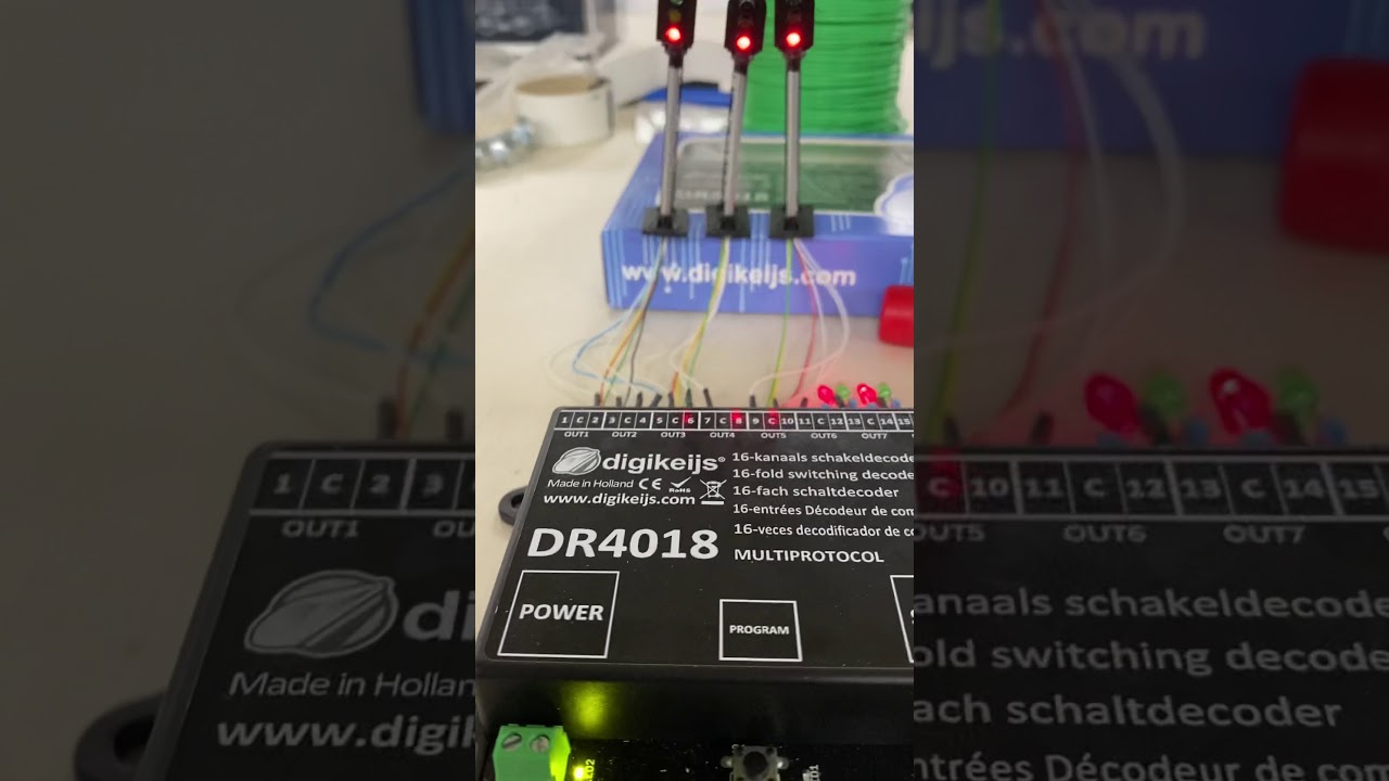 DR4018 programmed to run UK 3 accepts signals in iTrain