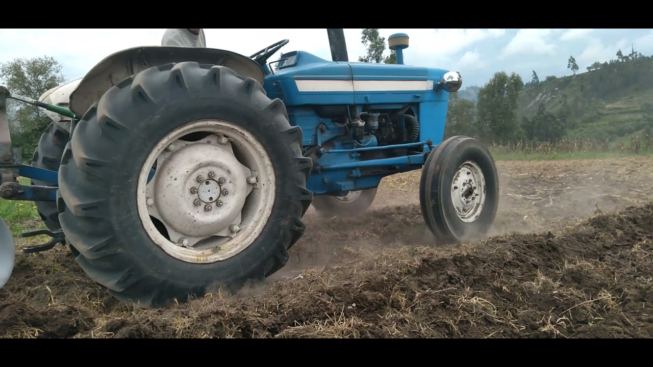 Tractor  Ford 3000 con arado de 3 discos