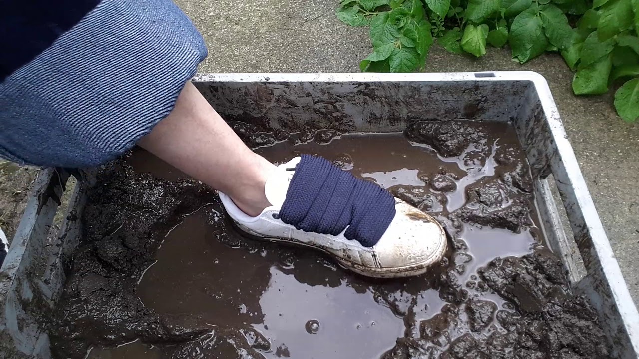 Sneakers eingesaut mit Erde