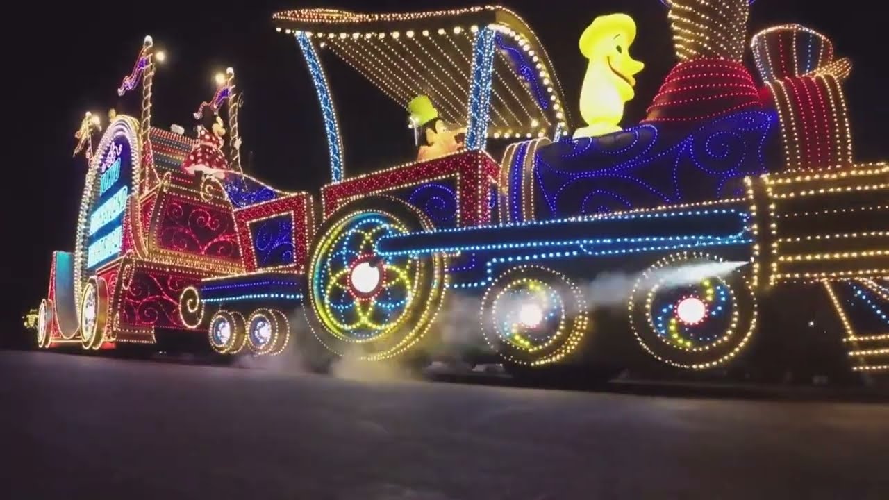 東京ディズニーランド　エレクトリカルパレードの雰囲気