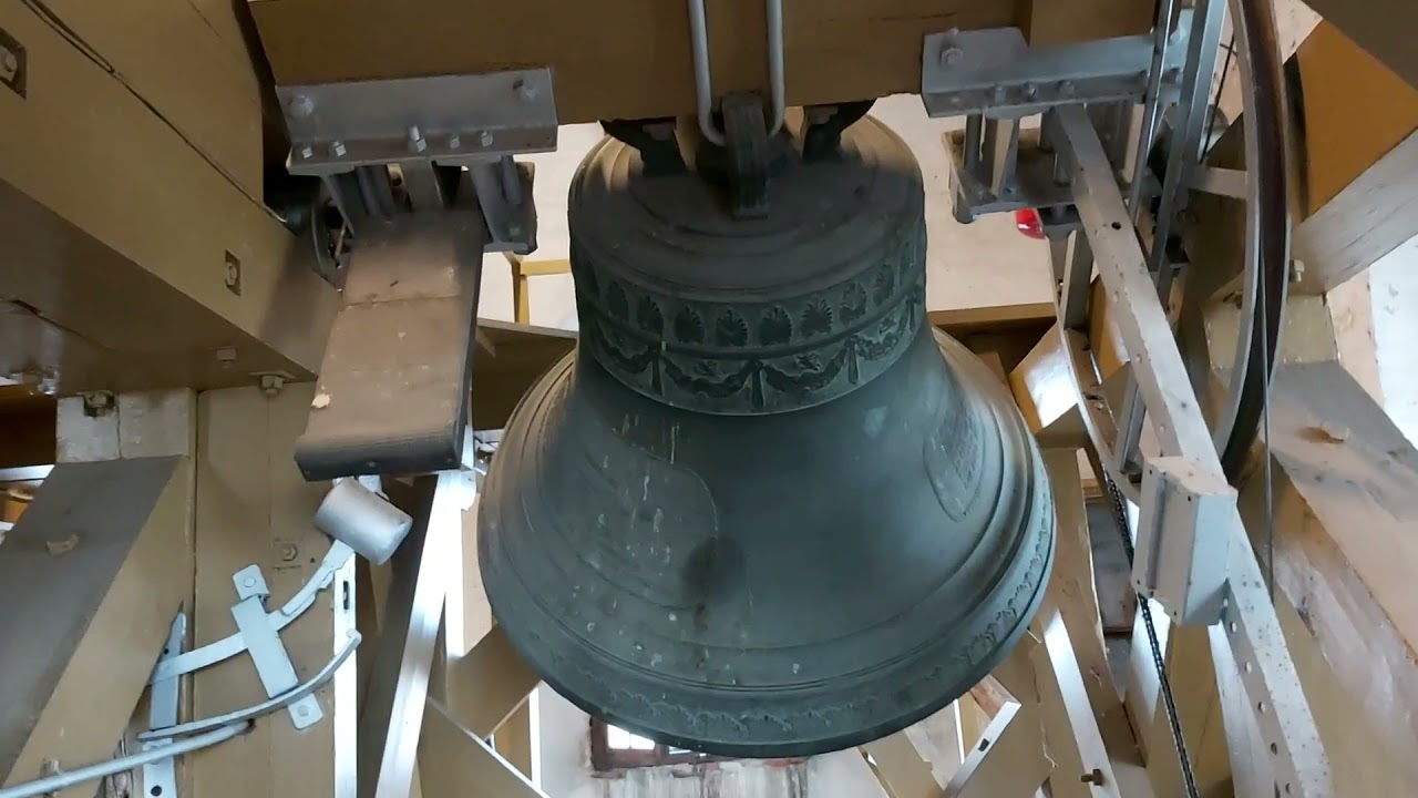 Alla klockorna var för sig i st petri kyrka i Malmö (torninspelning)