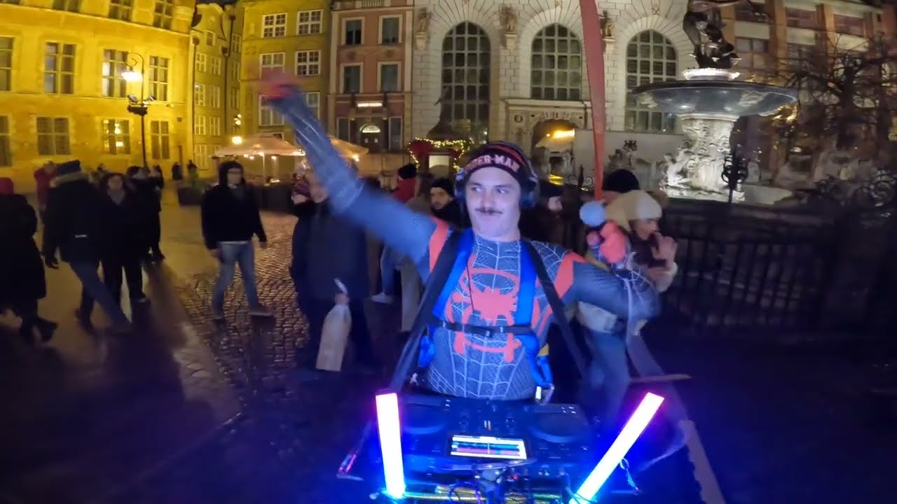 Dj Spider gra muzę jarmarku bożonarodzeniowym w Gdańsku i miksuje kolędy pod Zieloną bramą