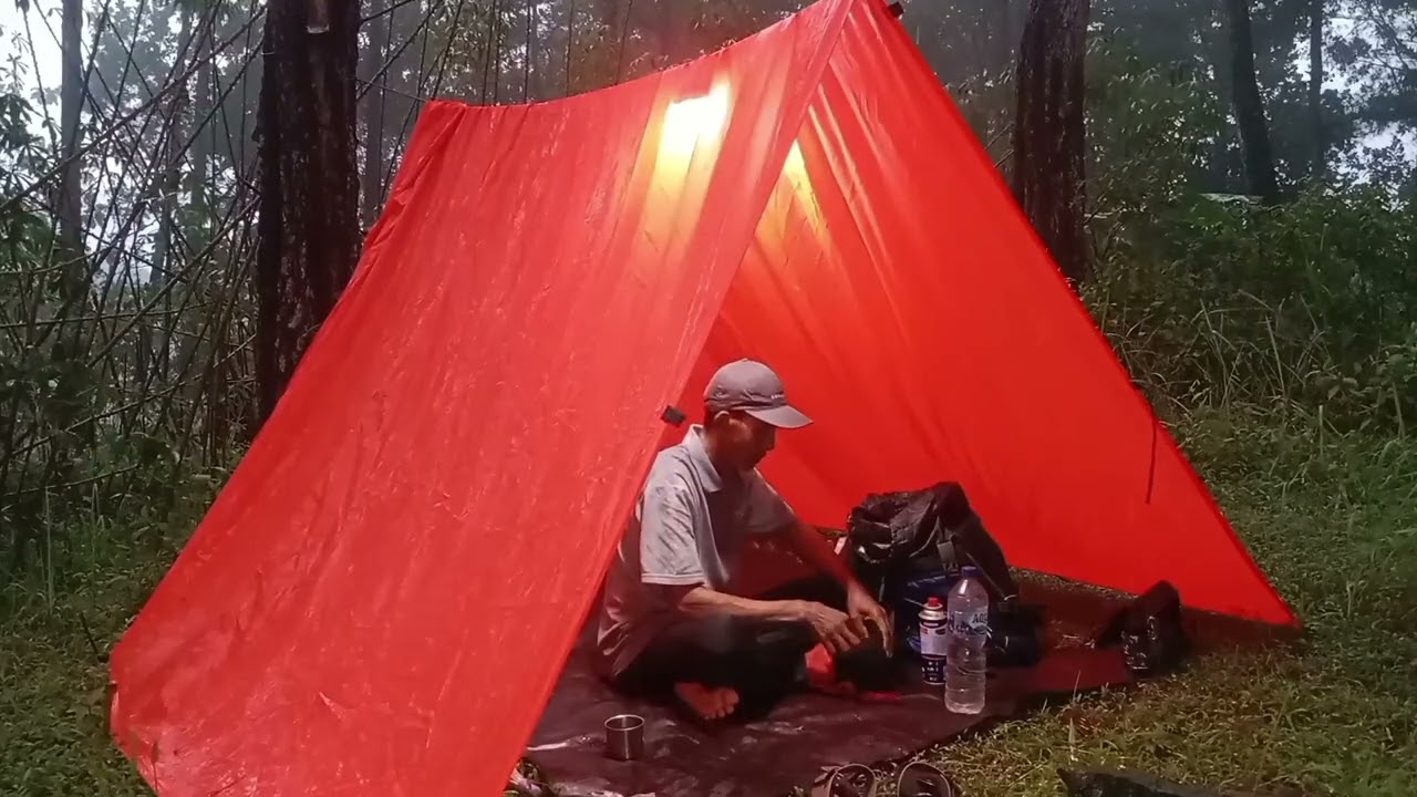 SOLO CAMPING IN HERVY RAIN AND LIGHTNING