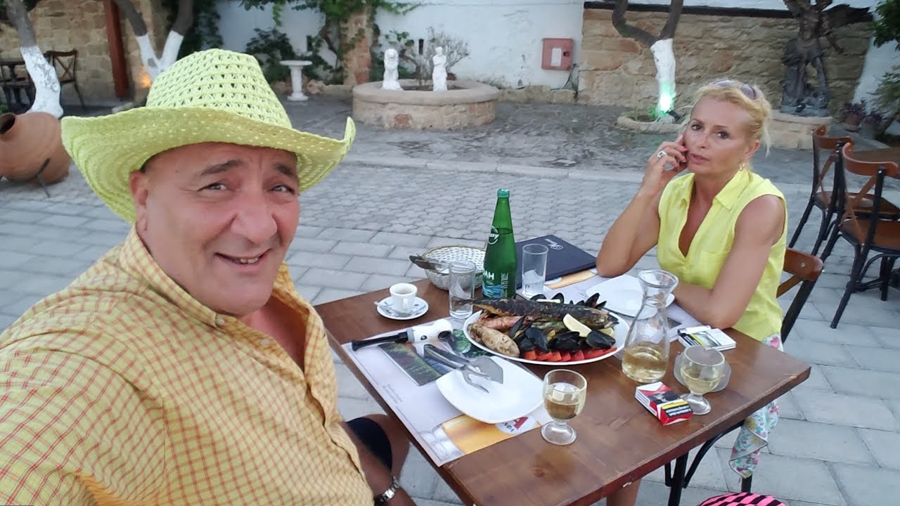 SMECHERIE FRATILOR! RESTAURANT DE FITE! LANGUSTE, PISICI DE OCEAN!