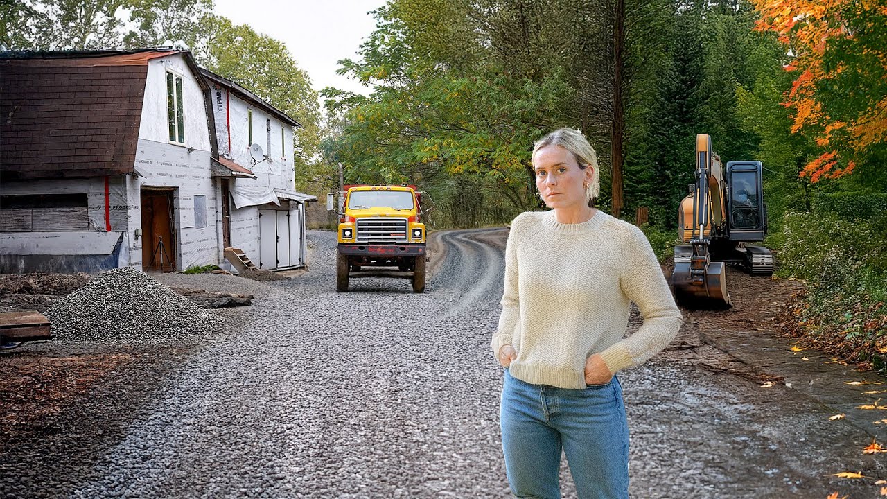 Строительство новой дороги с использованием переработанного бетона для тяжелой техники (экскавато...