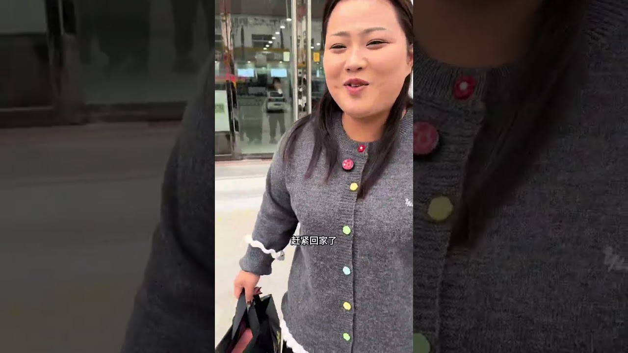 被说偏心婆婆？带仨娃给妈妈买皮衣套装，她满意到笑开花。 一翻衣橱气到破防：新衣压箱，20年老衣还在穿，你们也有同款妈吗？😤 #vlog日常 #日常生活 #给妈妈买衣服