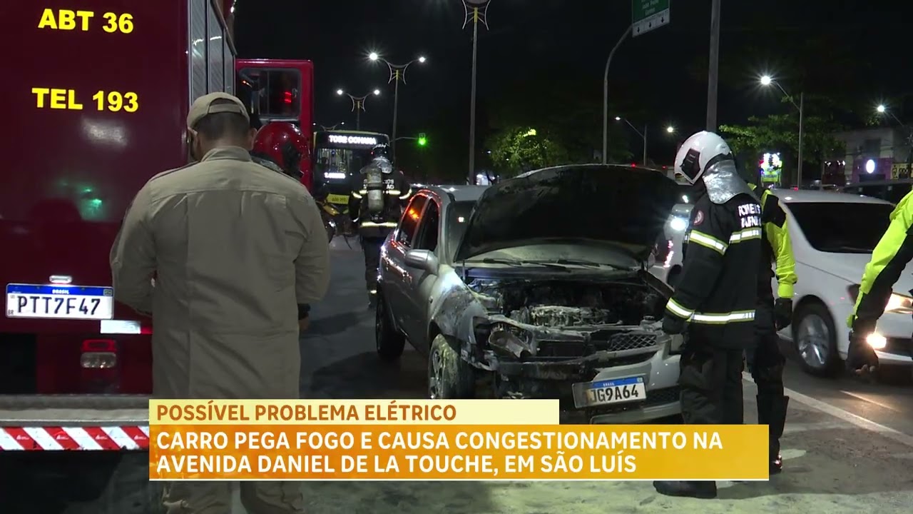 Carro pega fogo e causa congestionamento na Daniel de La Touche, em São Luís