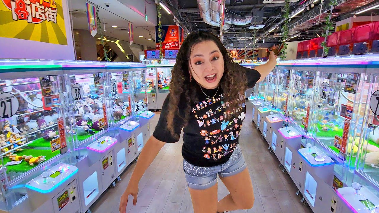 I am Surrounded by Claw Machines in this Japanese Arcade!