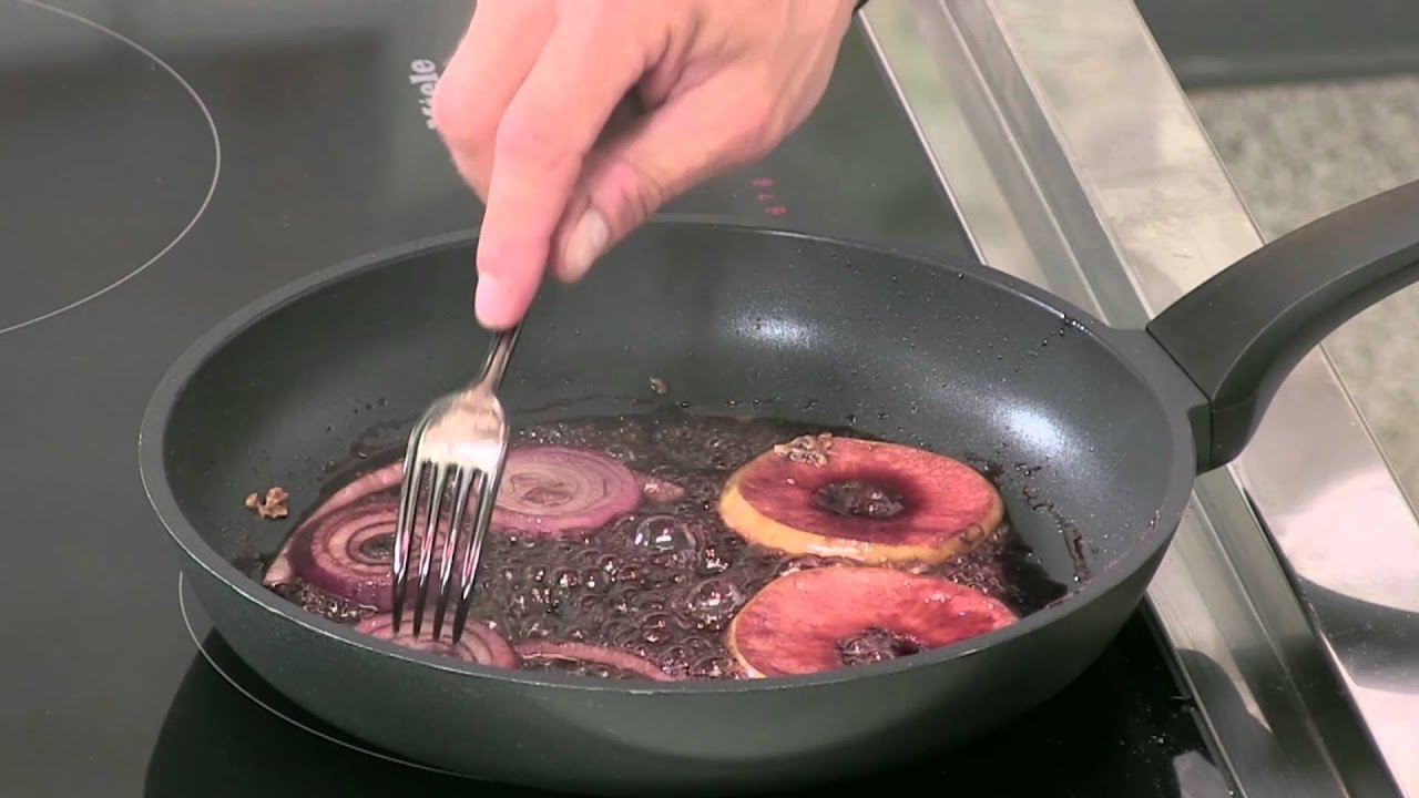 Medaglioni di fegato di vitello con cipolle e mele caramellate