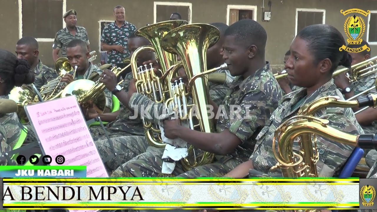 Bendi ya JKU ikifanyia mazoezi baadhi ya nyimbo za asili katika kikosi cha Makao Mkuu  Zanzibar.