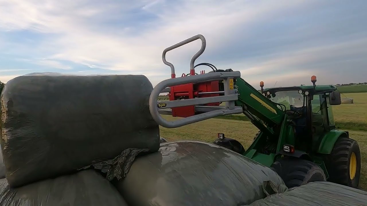 Loading Bales | John Deere 3800, Kemp
