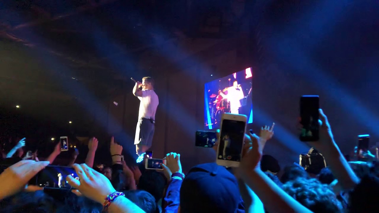 Imagine Dragons - Ben Mckee bass solo and broken string