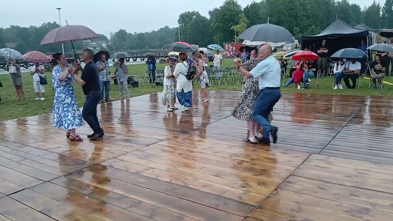 Tak się bawią wspaniali tancerze, mimo deszczu pod parasolami i to z przytupem!