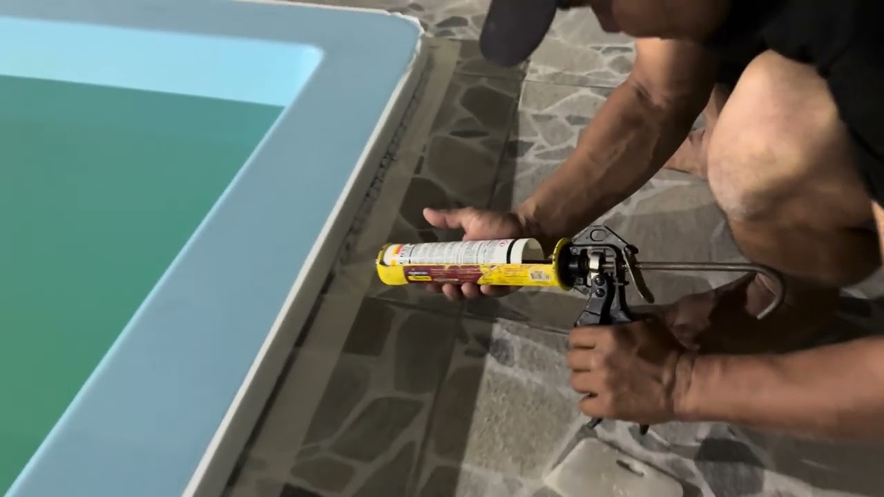 Preenchimento de borda de piscina de fibra com selante PU40 