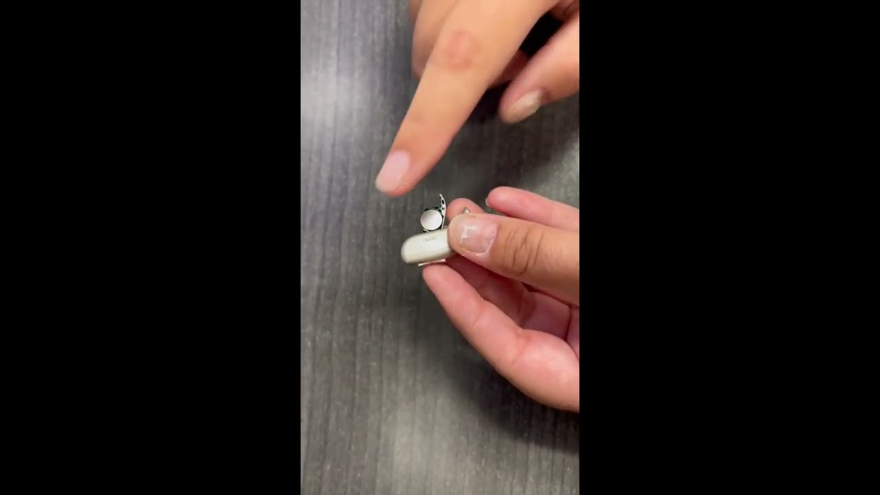 How to change the battery on a battery-powered Oticon hearing aid
