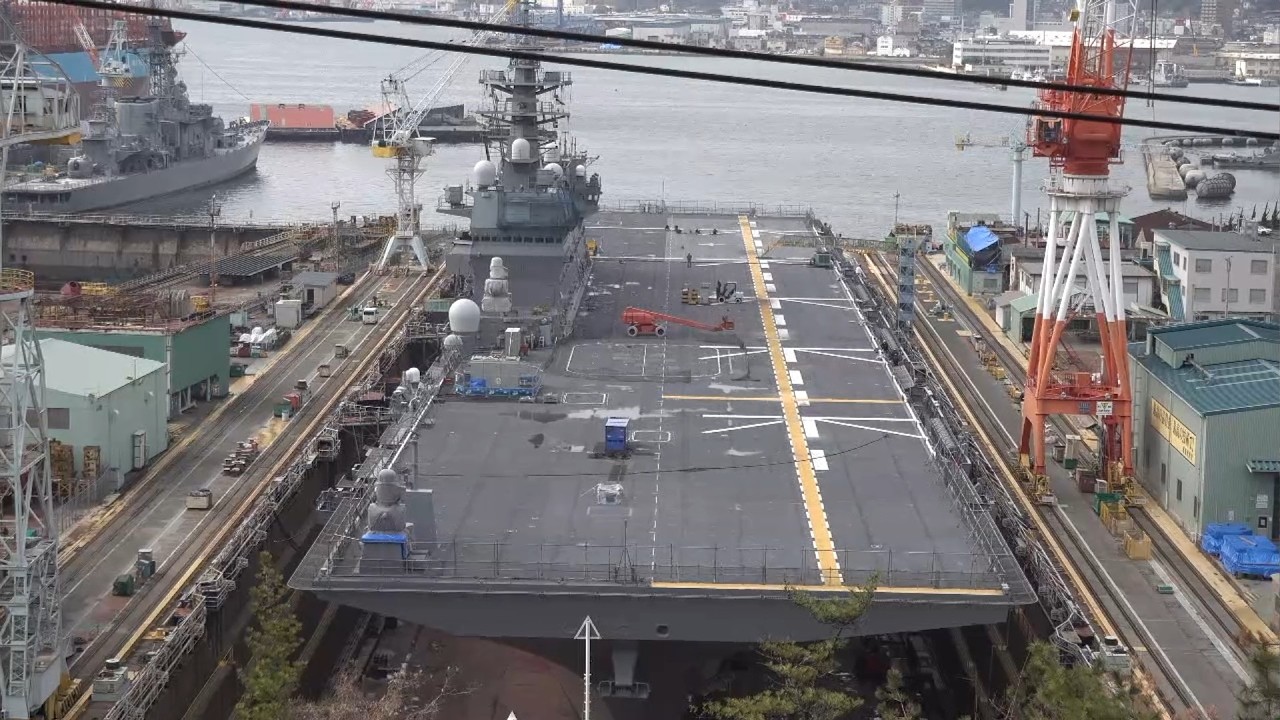 2026海上自衛隊呉基地空母KAGA「3月07日（土）空母KAGA・2次改造工事中⚓JMU呉での進捗状況は？」岩国基地の沖に「びんご見参‼」