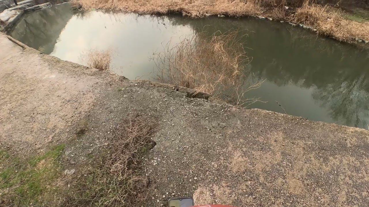 В ущелье водичку рассматриваю)