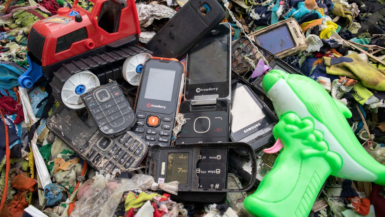 Looking for a very old phone in the final shelter || Restoration very old phone || Strowberry phone