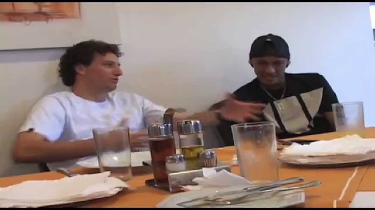 Elano visita o CT e conhece Neymar