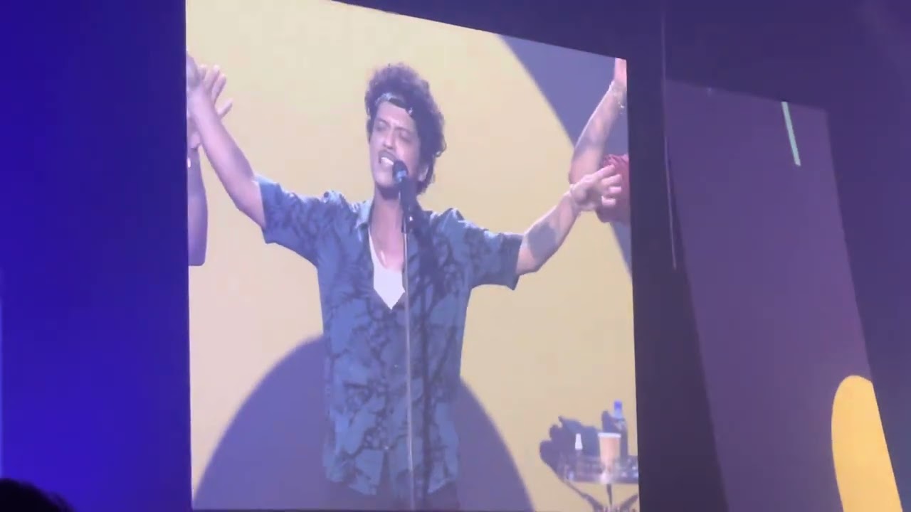 Bruno Mars 4.7.22 “That’s What I Like” & “Please Me”