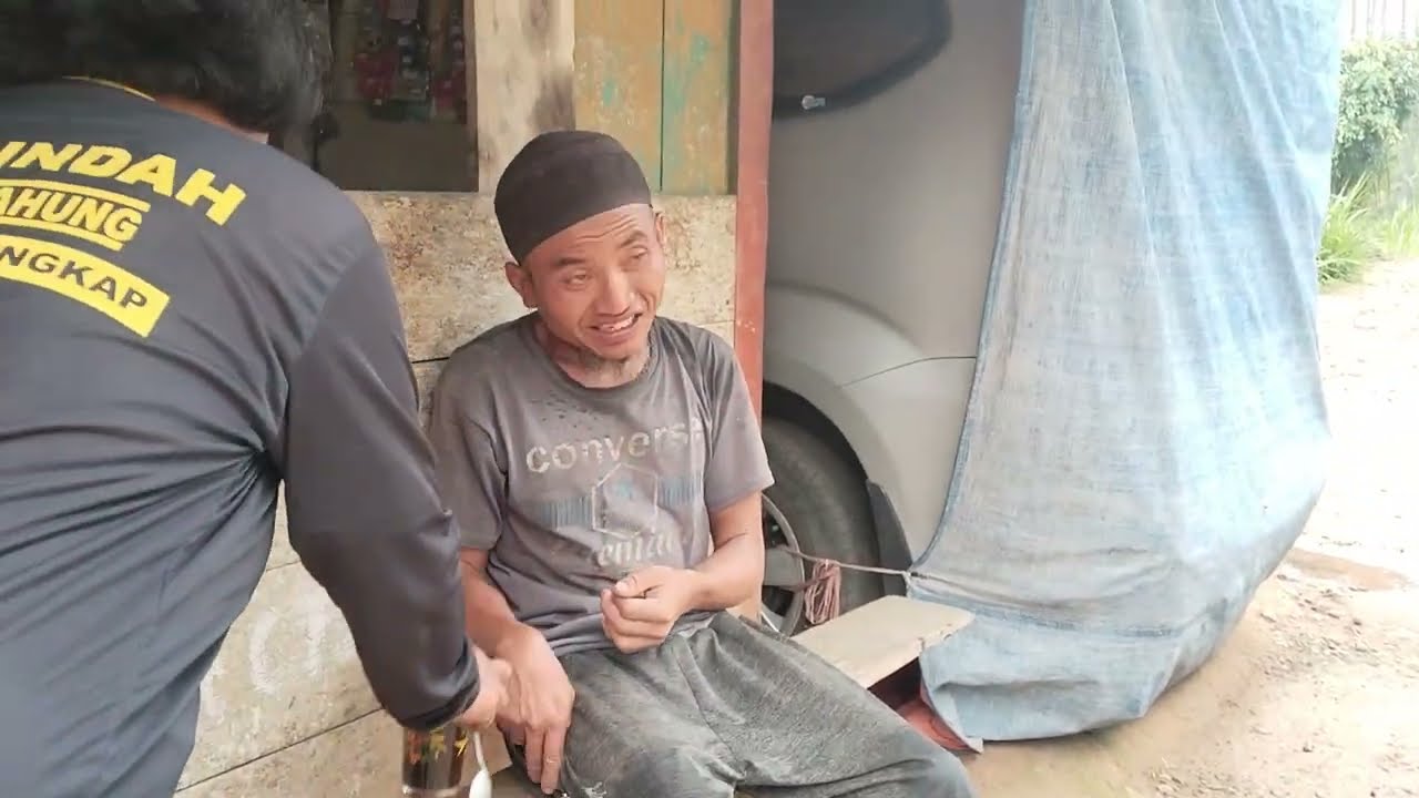 Kasian pemuda yang keseharian nya cari tatal pinus tuk di jual