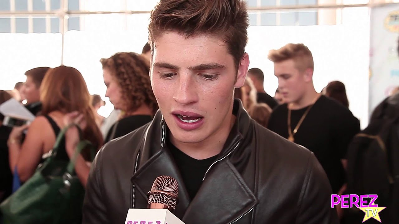 EXCLUSIVE! Gregg Sulkin Lists His Dream Girl Traits At The Teen Choice Awards! | Perez Hilton