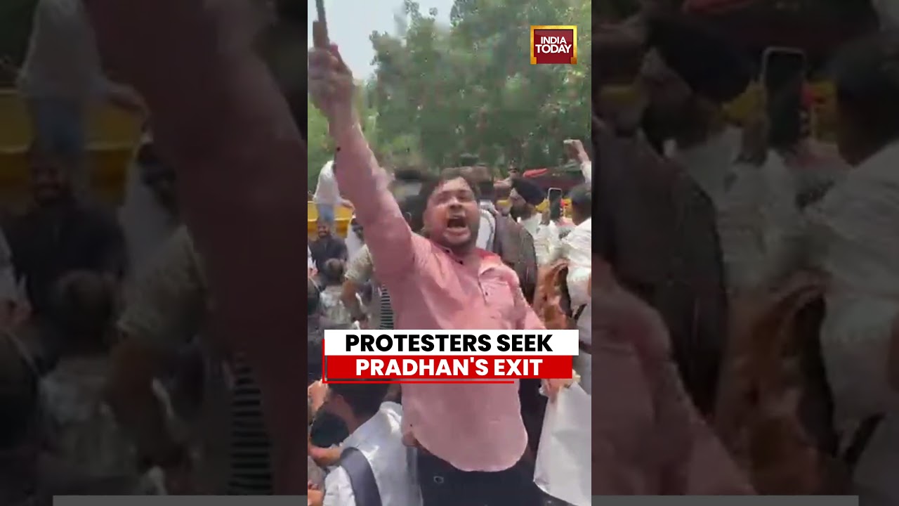 Protesters Seek Pradhan&rsquo;s Exit | Students Demand Education Minister&rsquo;s Resignation In Delhi Rally
