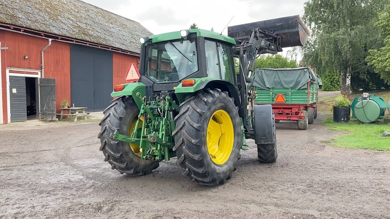 Köp Traktor med lastare och vikplog John Deere 6110 på Klaravik