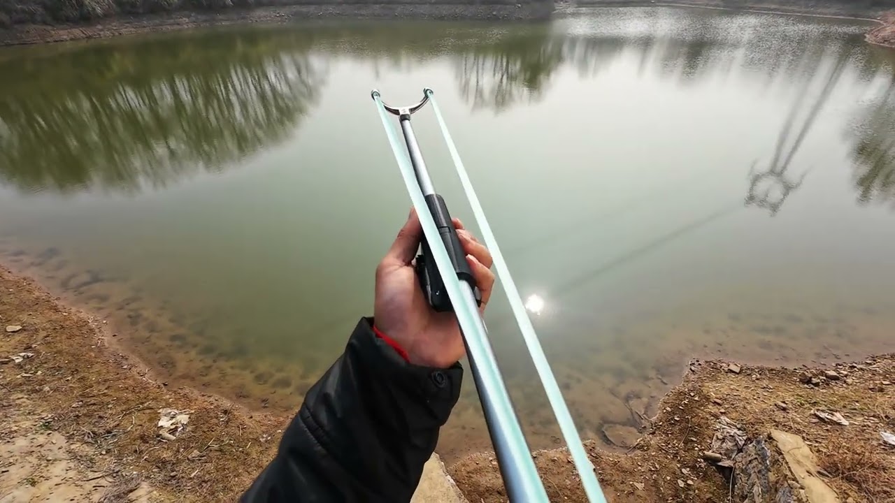 看着是一把折叠手杖，展开就成了武器，能精准命中远处目标