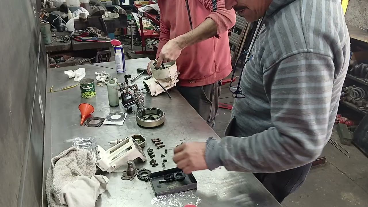 Armando del motor Johnson 3.3 en el taller de @omerosgarage_ 💪🏴‍☠️