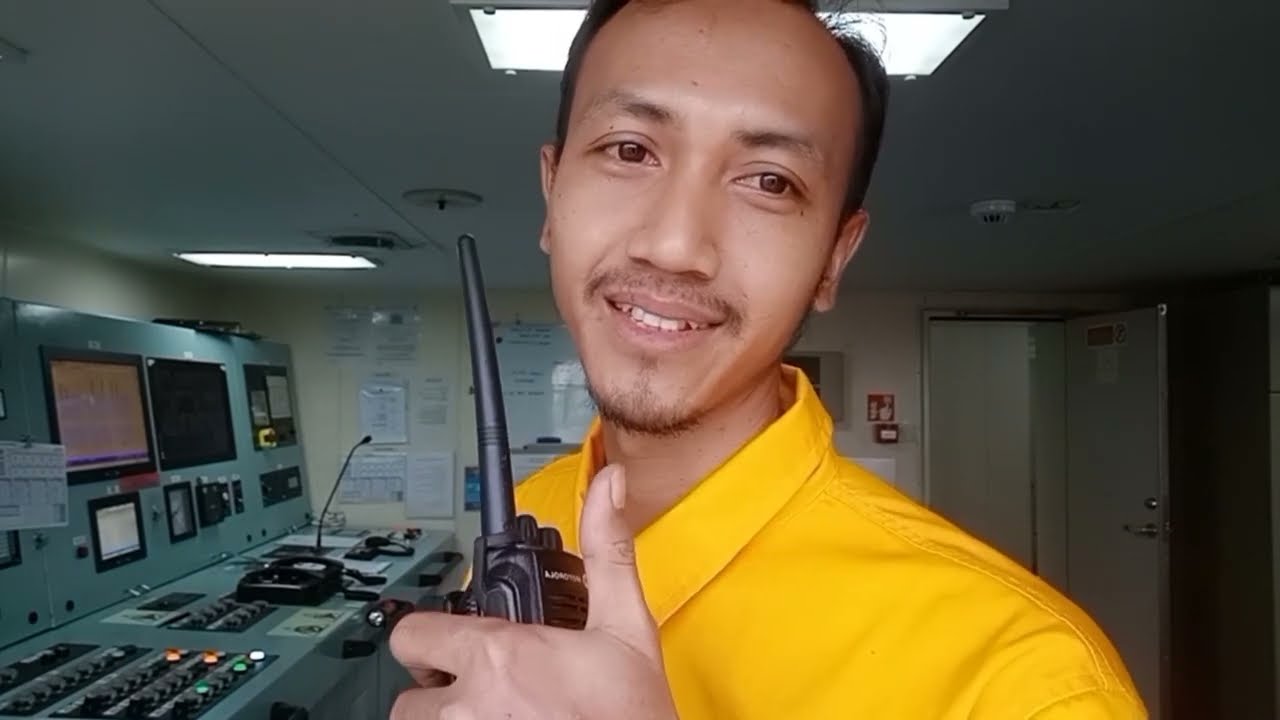 Proses bongkar muatan di dalam Cargo Control Room kapal tanker