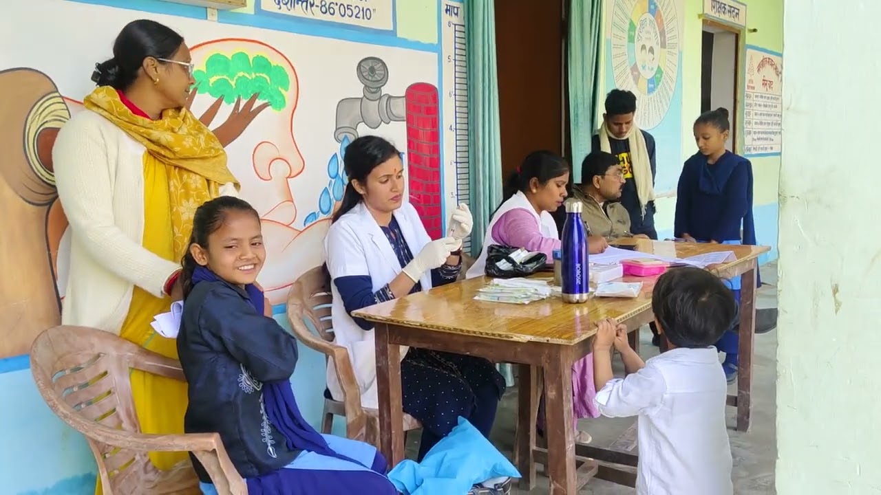 मध्य विद्यालय मलमल में बच्चों को कैंसर से बचाव के लिए टीकाकरण दिया गया ।