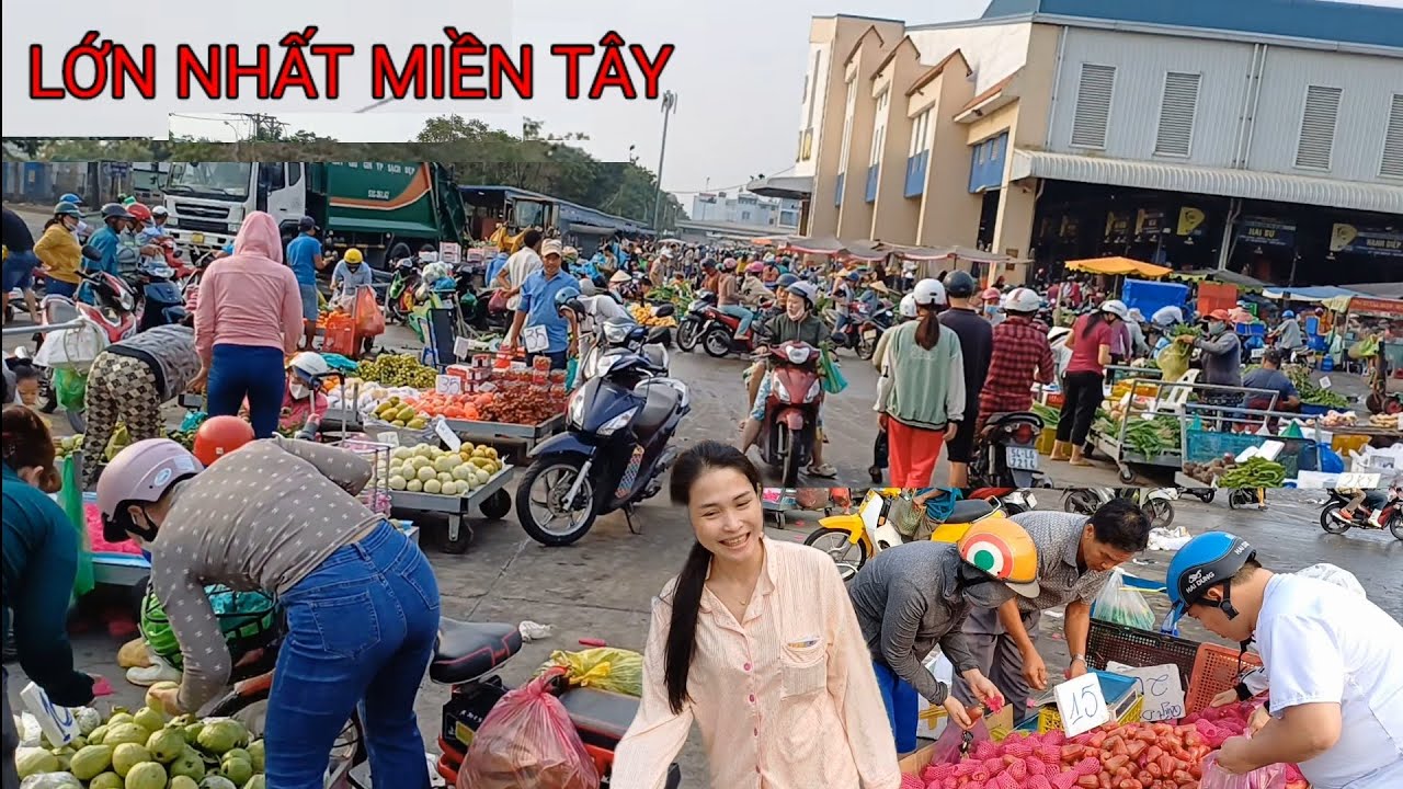 Ngập tràn rau củ quả Chợ Đầu mối Bình Điền giá cực rẻ