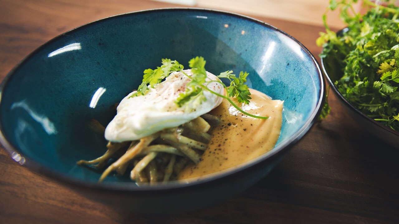 Solo Open Kitchen: Hopscheuten in botersaus met gepocheerd ei en mousseline