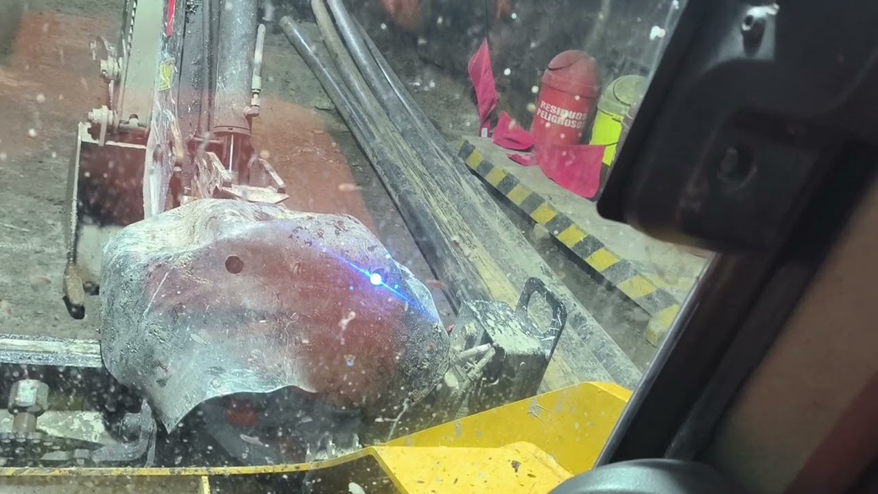 como operar el brazo hidráulico de un minicargador Caterpillar 246D3