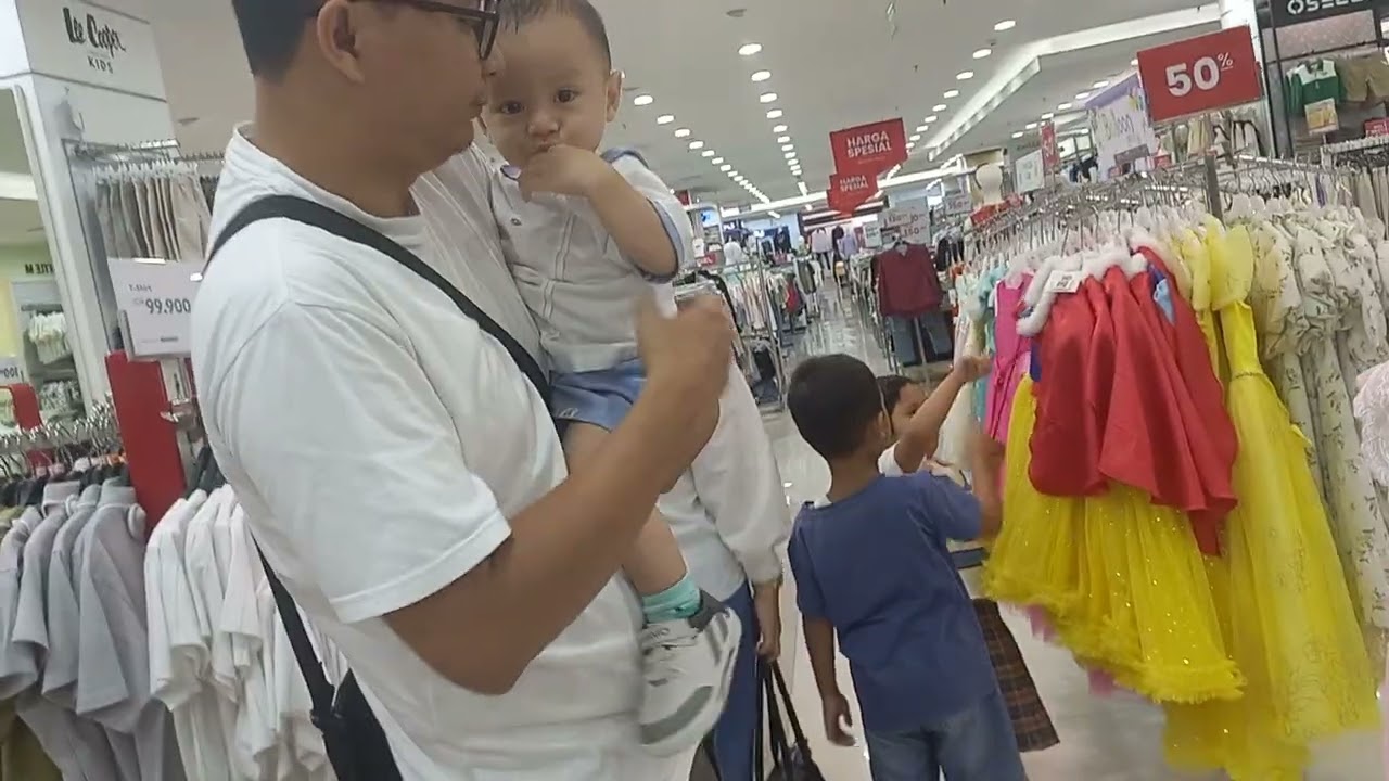 Bocil-bocil senang banget di mall