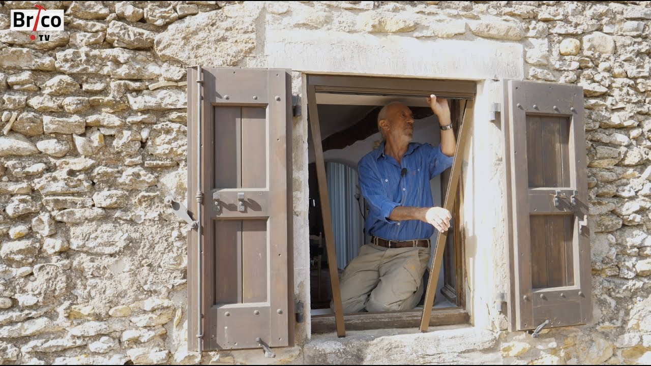 Poser une moustiquaire sur une fenêtre - Tuto brico avec Robert