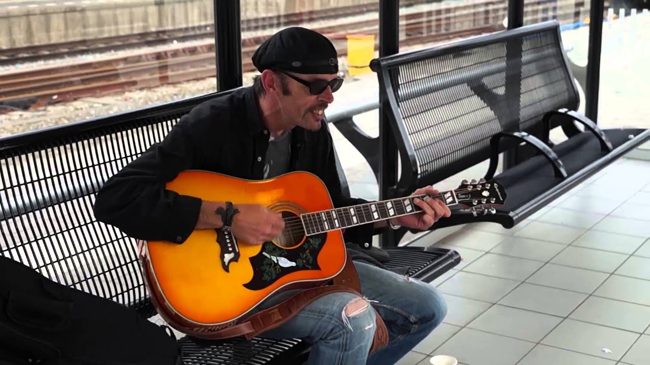 Amazing Street artist - Just The Two of Us (Bill Withers cover)